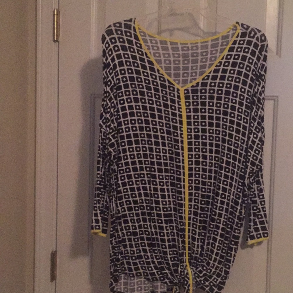 Plus size knot bottom shirt